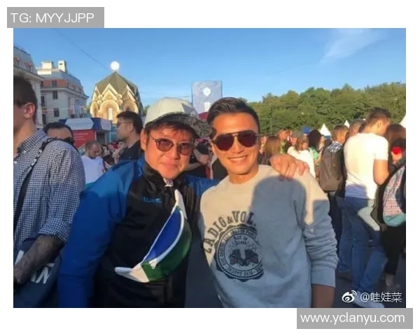 马云与足球明星亲密合影展现运动精神与友谊的精彩瞬间