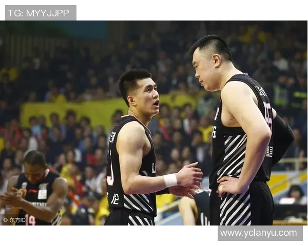 足球明星膝盖受伤后艰难康复之路重返赛场的励志故事